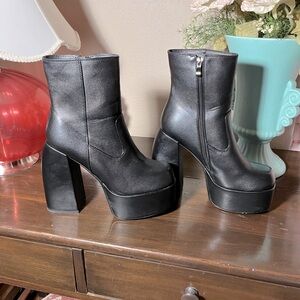 HIGH HEEL PLATFORM BOOTS. SIZE 8